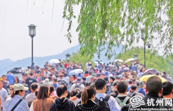 Hangzhou‘s tourists hits record high during May Day holiday