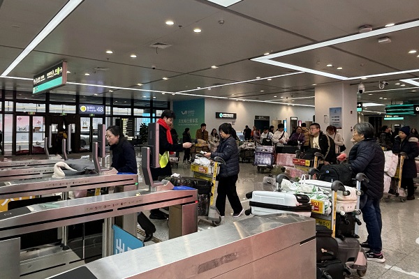 Hangzhou airport launches smooth transfer service for returning overseas Chinese