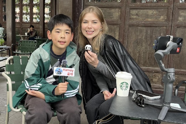 Hangzhou pre-teen takes English learning to streets