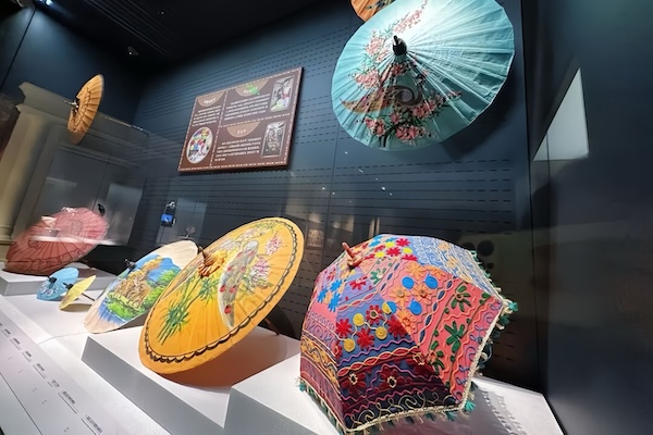 Hangzhou museum unveils 160 Chinese, Western parasols