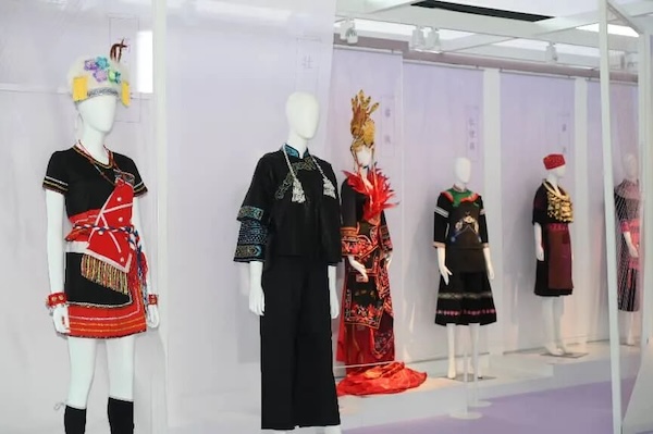 Explore splendid Chinese ethnic costumes at Hangzhou airport