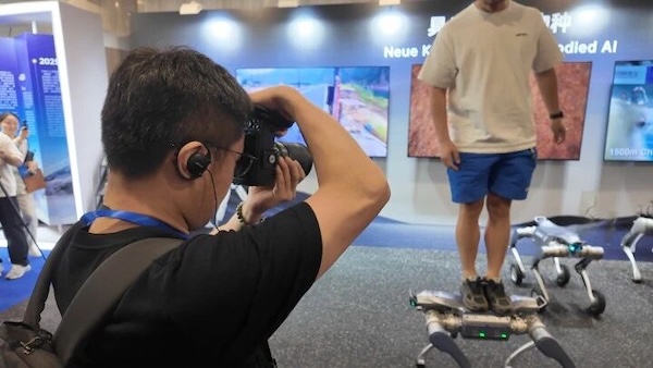 Foreign journalists visit Unitree Robotics to explore innovation ecosystem