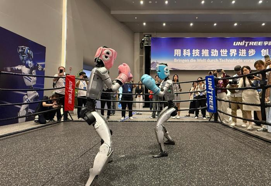 Unitree's humanoid robot takes part in a boxing demonstration in Hangzhou, Zhejiang Province, June 2. (Photo: China News Service/ Zhang Bin) 1-1-2-4.png