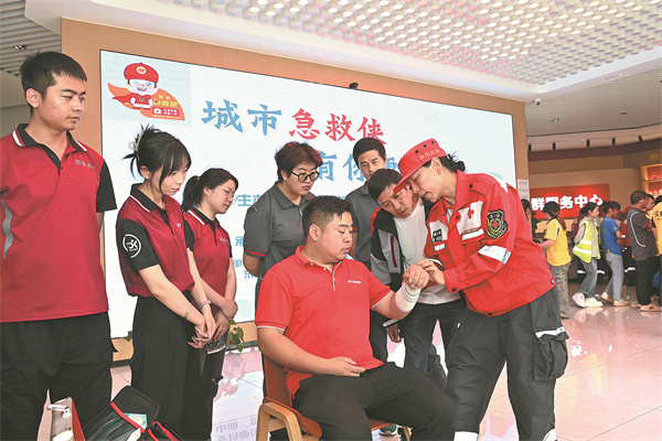 First-aid training sessions enable delivery riders to actively engage in community services, as seen in programs in Lianyungang (left), Jiangsu province, and Dongyang (right), Zhejiang province. ZHU HUANAN/BAO KANGXUAN/FOR CHINA DAILY HZ42.jpeg