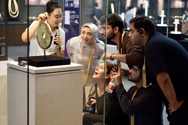 International visitors explore Liangzhu culture with AI-powered museum guide