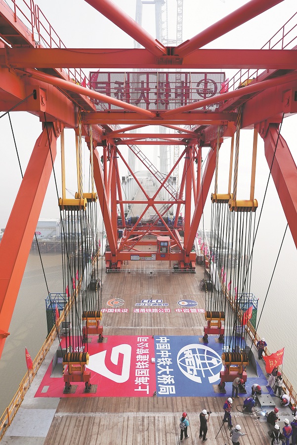 Construction workers weld steel joints of the Hangzhou Bay Cross-Sea Railway Bridge at Haiyan, Zhejiang province, on Tuesday. GAO ERQIANG/CHINA DAILY HZ7.jpeg